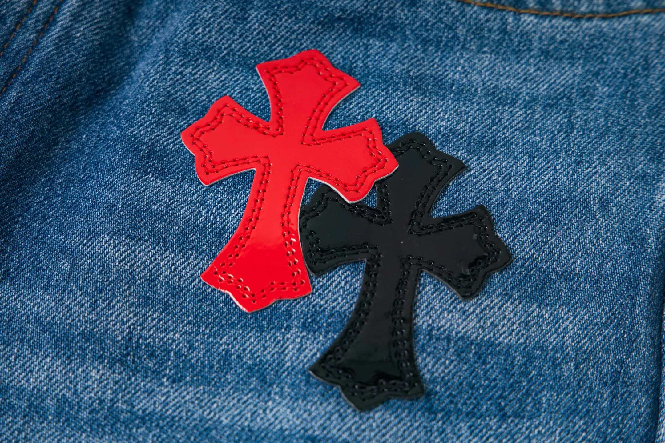 P290 high version Chrome Hearts blue denim with red black panther pattern multi-leather jeans. CH jeans need to be washed and then disassembled and hand-stitched with sheepskin cross leather and then spliced ​​together. The whole piece has too many craftsmanship to explain, patchwork cross pattern embellishment, high-waisted washed jeans! ! Absolutely high-end luxury products, god-level single products and super popular products, made with top heavy industry, a must-see magic weapon. Customized hardware. The fabric is thick and soft after washing. It has good breathability. Customized small leather label. Unique design. The details are simple and elegant, and the workmanship is exquisite. The entire trousers are neatly routed and the details are in place! It’s so cool that both men and women can easily control the genderless trend! Style number: 1799# Color: blue Size: 28 30 32 34 36